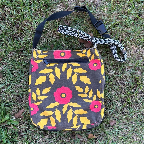 KAVU Limited Edition Floral Crossbody - Picture 4 of 7